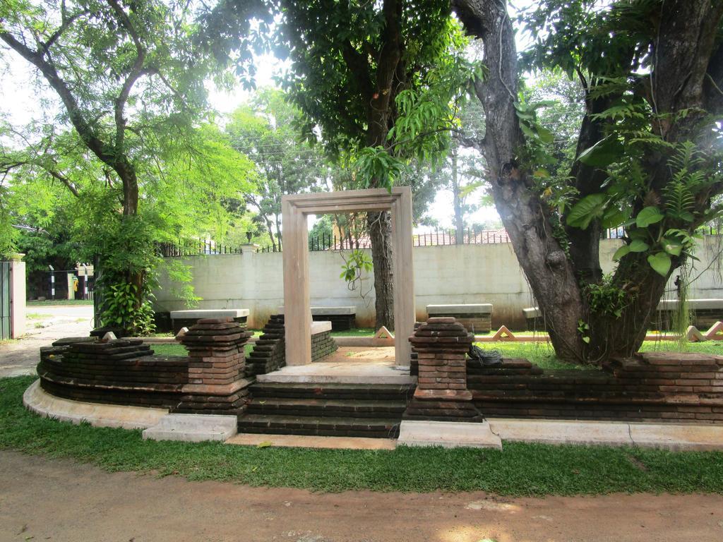 Hotel Shalini Anuradhapura Exteriör bild