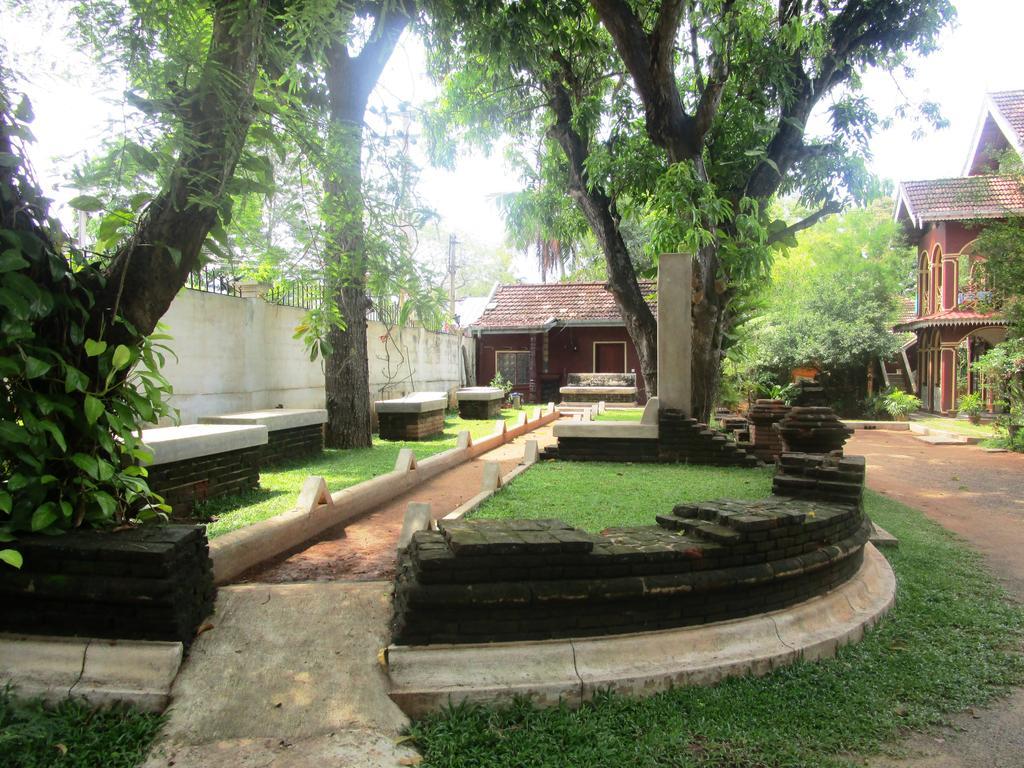 Hotel Shalini Anuradhapura Exteriör bild
