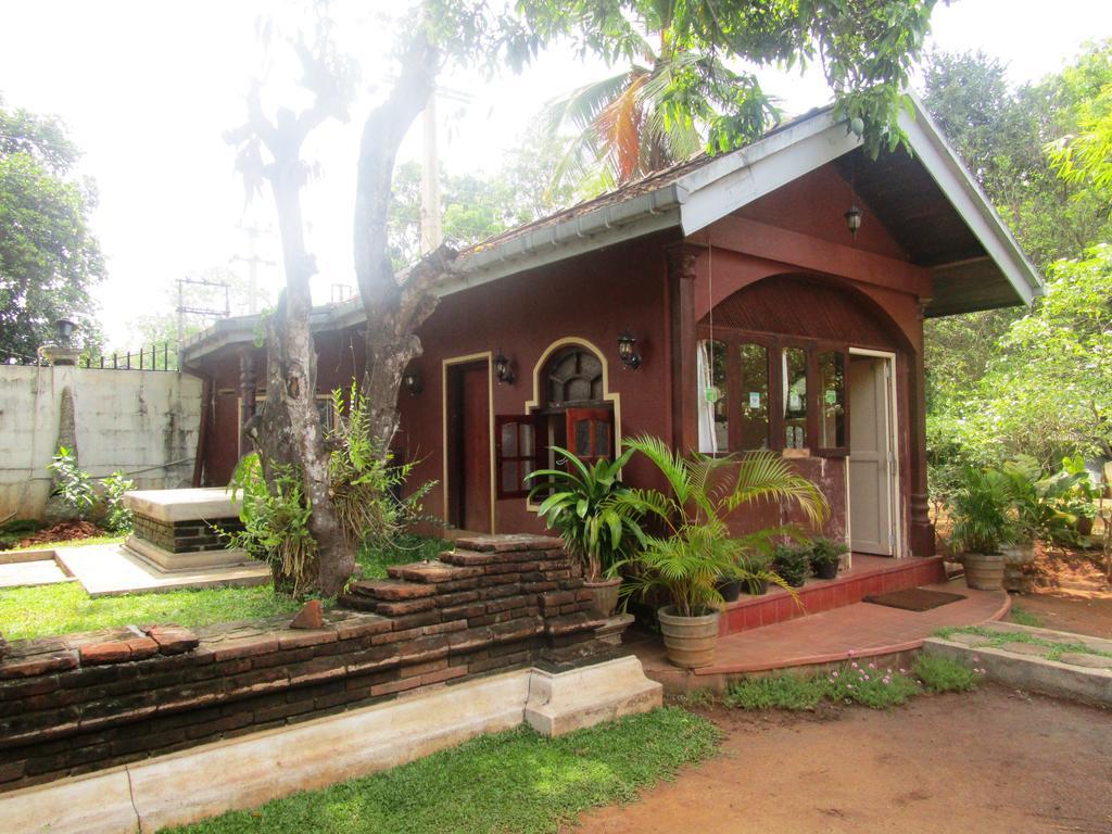 Hotel Shalini Anuradhapura Exteriör bild