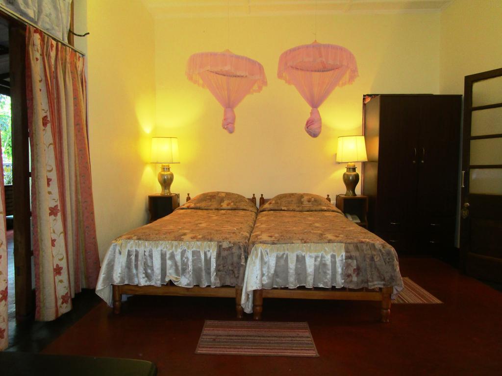 Hotel Shalini Anuradhapura Rum bild