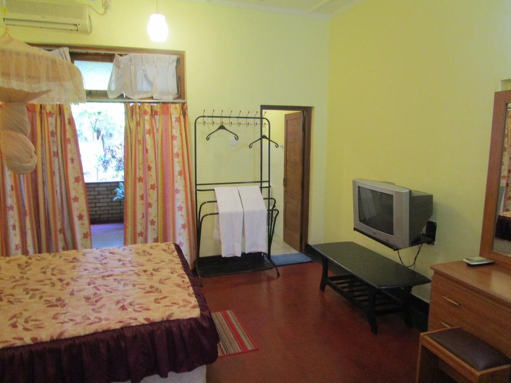 Hotel Shalini Anuradhapura Exteriör bild
