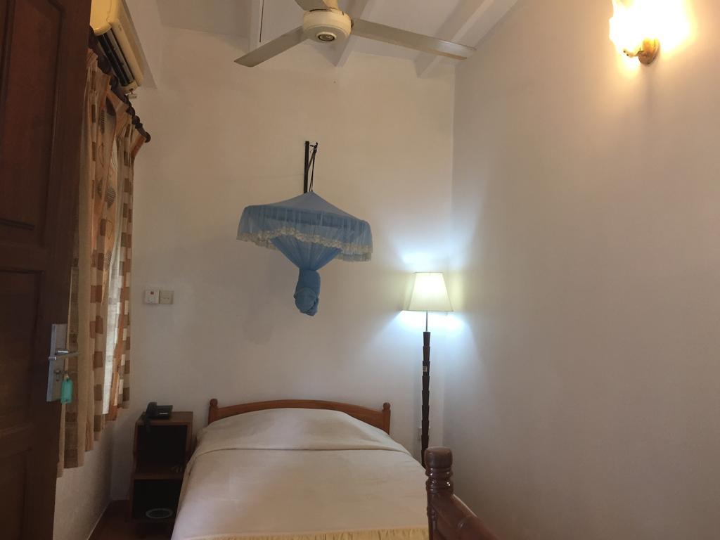 Hotel Shalini Anuradhapura Exteriör bild