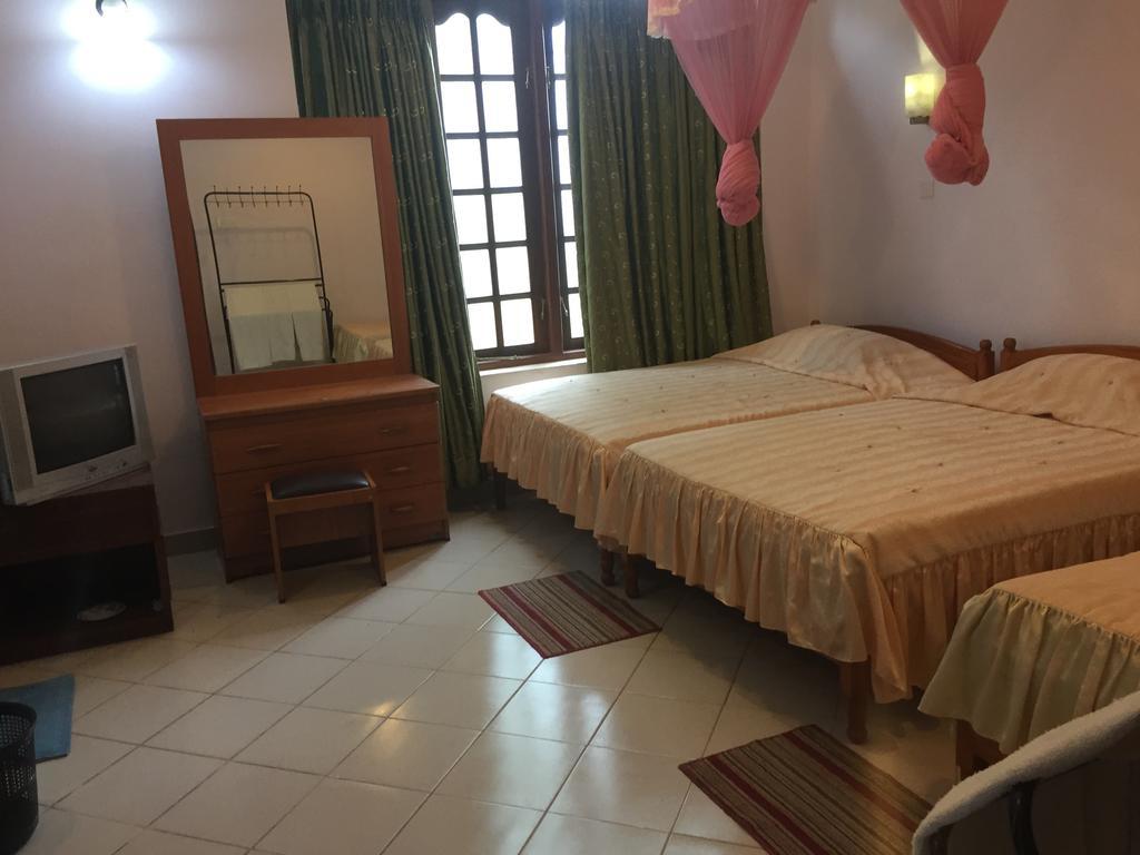 Hotel Shalini Anuradhapura Exteriör bild