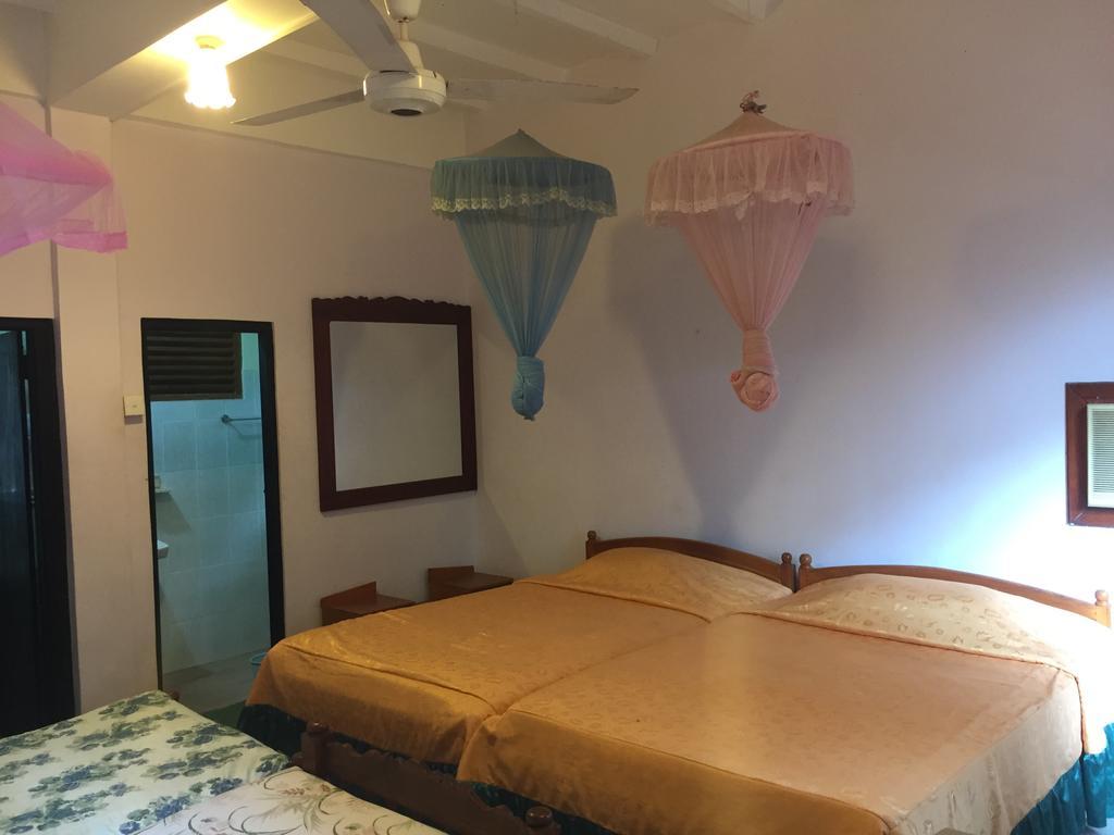 Hotel Shalini Anuradhapura Exteriör bild