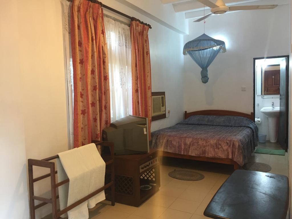Hotel Shalini Anuradhapura Exteriör bild