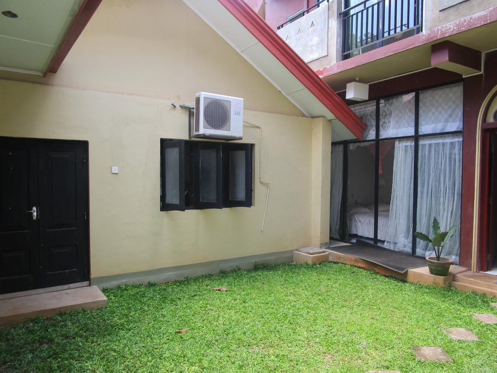 Hotel Shalini Anuradhapura Exteriör bild