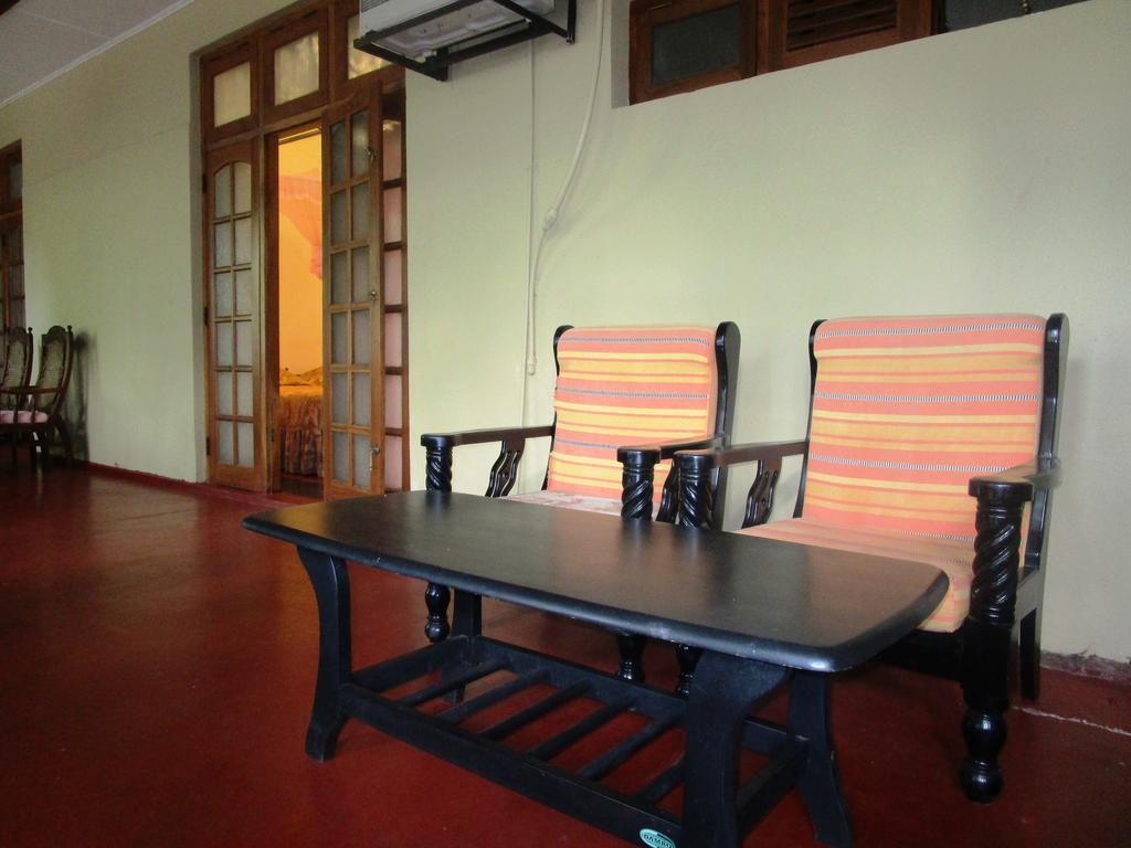 Hotel Shalini Anuradhapura Exteriör bild