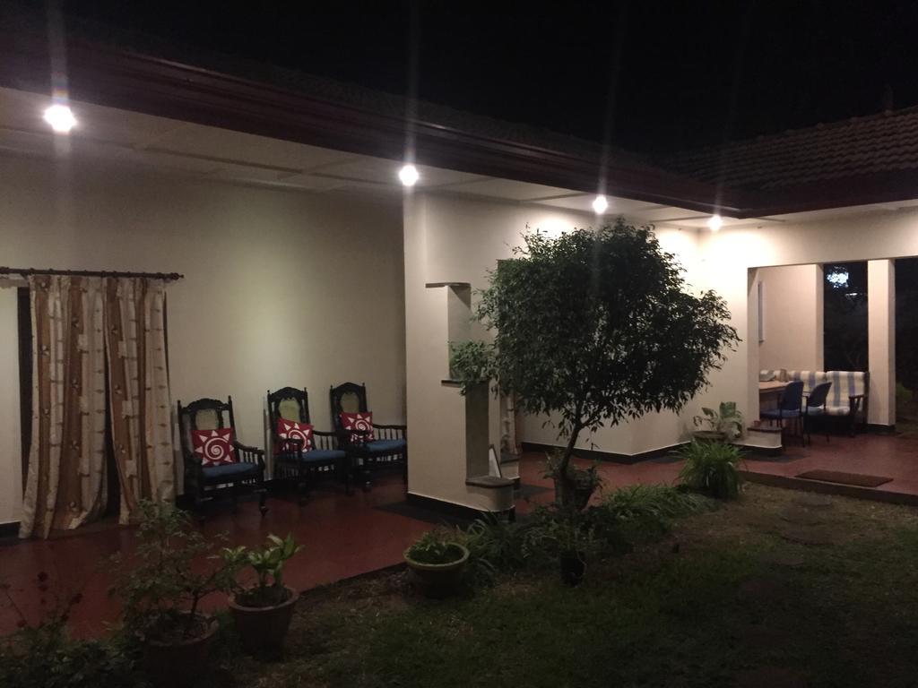 Hotel Shalini Anuradhapura Exteriör bild