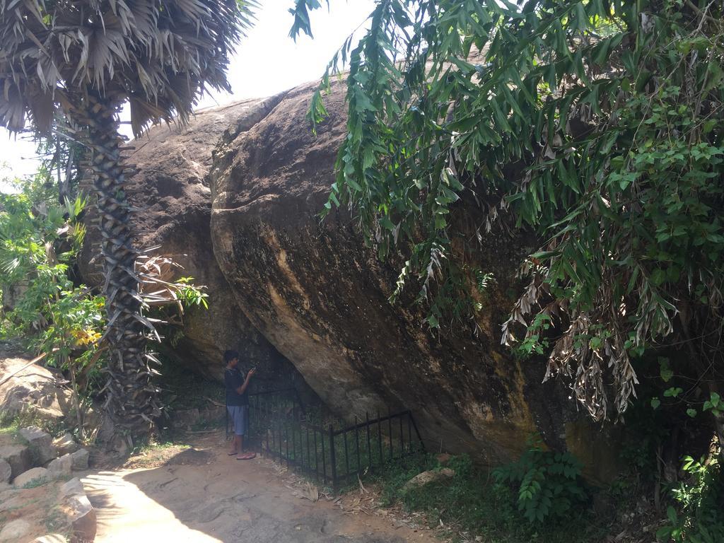Hotel Shalini Anuradhapura Exteriör bild